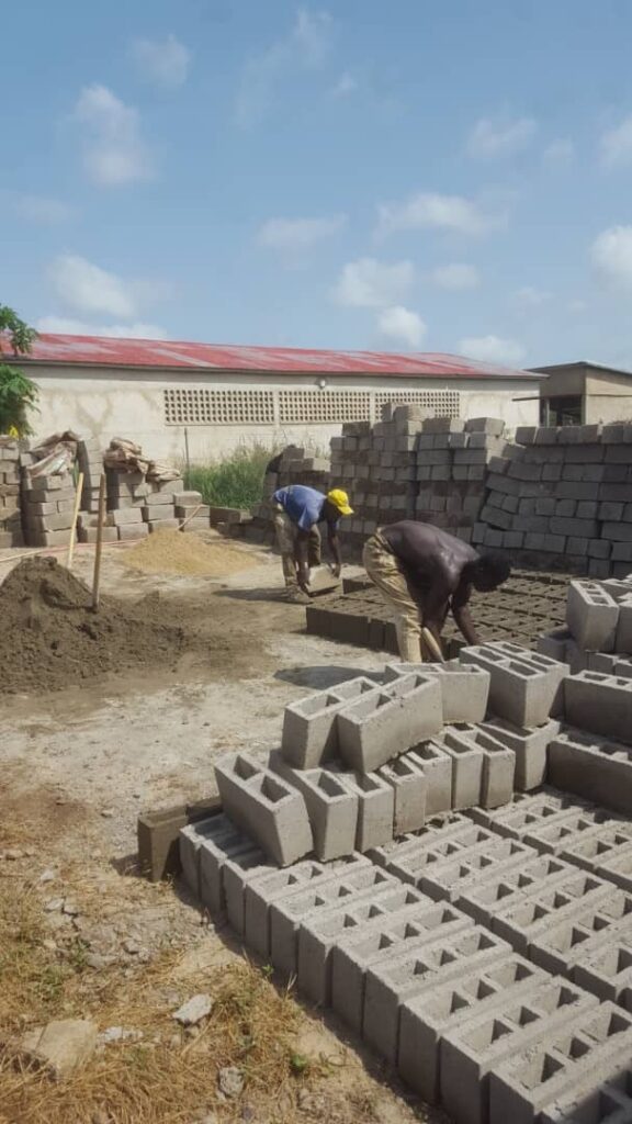 Obras de construcción de la sala de estudios en Soutoubua