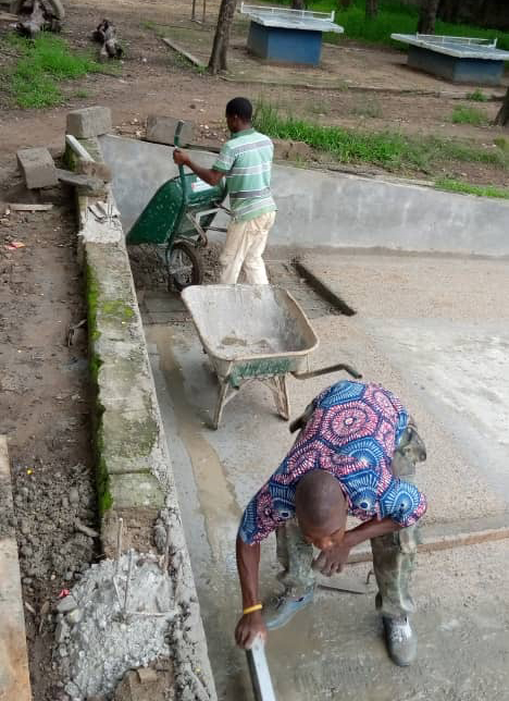 Avances en las obras de rehabilitación de la cancha de baloncesto en el colegio Adele, en Kara (Togo)